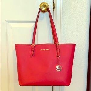 Michael Kors tote bag. Beautiful fuchsia color!